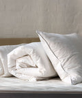 Weißes Kissen und Daunendecke aus dem Daunendecken Bundle mit glattem Baumwollbezug und edler Hotelbett-Optik