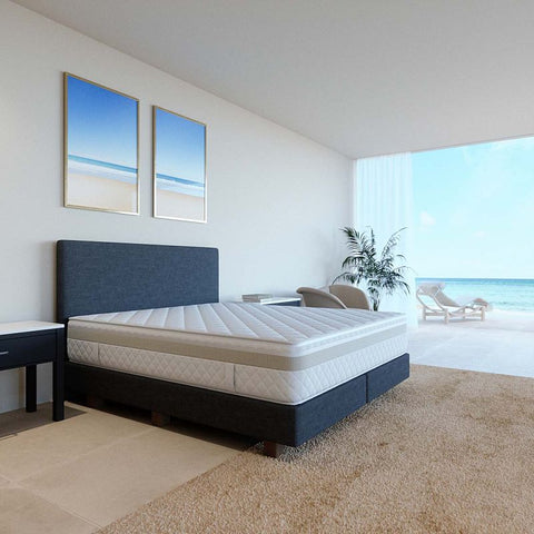 Modernes Boxspringbett mit hochwertiger Matratze in hellem Schlafzimmer mit Meerblick und luxuriösem Ambiente