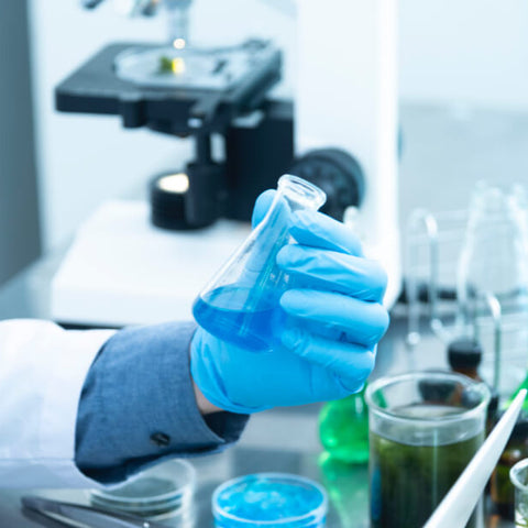 Laborumgebung mit Reagenzgläsern und wissenschaftlicher Ausrüstung
