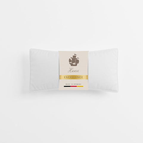 Verpacktes Excellence Gänsedaunenkopfkissen mit eleganter Produktbanderole und hochwertiger Präsentation für den Premium-Schlafbereich.