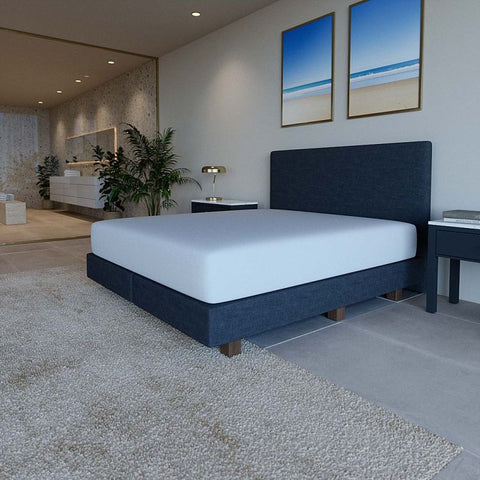 Modernes Schlafzimmer mit weißem wasserdichtem Matratzenschoner auf einem Boxspringbett für hygienischen Schlafkomfort und zuverlässigen Matratzenschutz