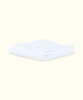 Ein gefaltetes Handtuch aus dem Premium Luxushotel-Handtücher 4er Set mit weicher Baumwollqualität und elegantem Erscheinungsbild.