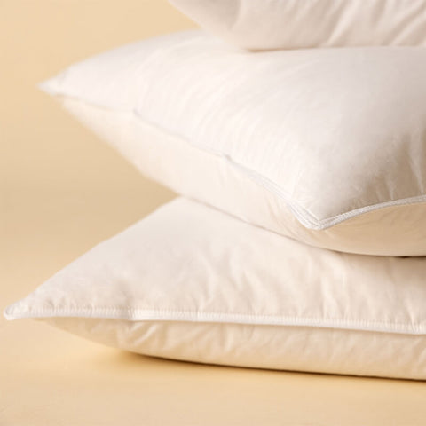 Premium Natural Hybrid Kopfkissen mit weichem Baumwollbezug und hochwertiger Füllung, elegant auf hellem Hintergrund präsentiert.