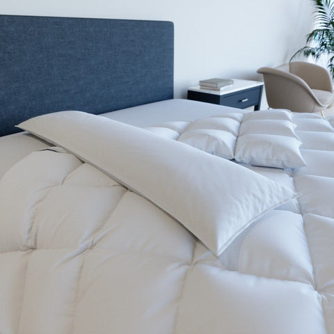 Premium Seitenschläferkissen auf einem modern bezogenen Bett mit luxuriöser Bettwäsche und eleganter Schlafzimmergestaltung.