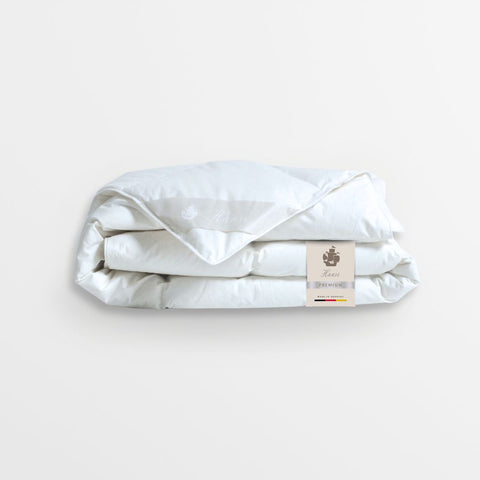Hanse Premium Natural Hybrid Bettdecke Made in Germany auf grauem Hintergrund mit Produktetikett