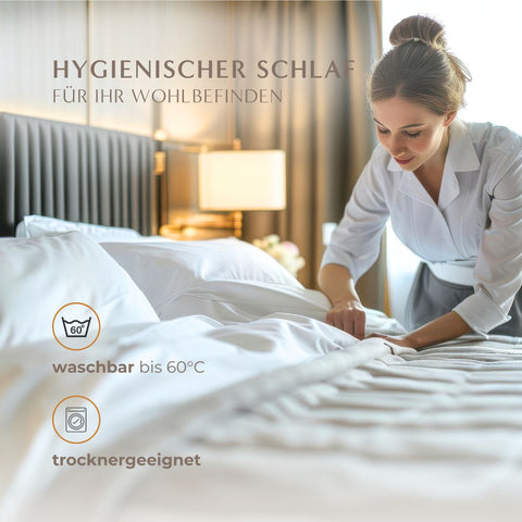 Select 3-Kammer-Kissen mit pflegeleichtem Bezug, dargestellt in einer Schlafumgebung mit Hinweisen auf Waschbarkeit und Trocknereignung.