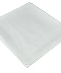 Gefalteter weißer Select Bettdeckenbezug aus hochwertigem, glattem Stoff für ein elegantes und komfortables Schlafgefühl