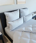 Federfreies Kopfkissen von Hanse Select in modernem Schlafzimmer mit mehreren Kissen und Bettdecke