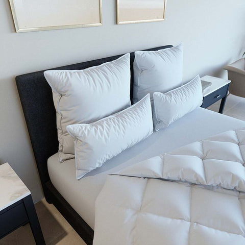 Federfreies Kopfkissen von Hanse Select in modernem Schlafzimmer mit mehreren Kissen und Bettdecke