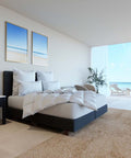 Modernes Schlafzimmer mit federfreier Bettdecke und passenden Kissen in heller Einrichtung